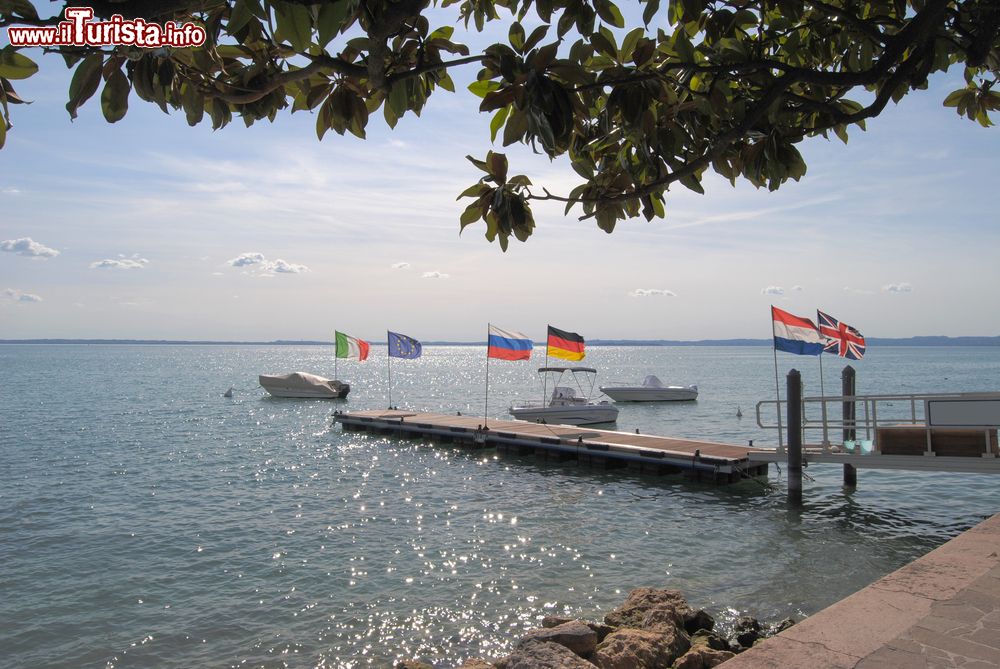 Immagine Uno scorcio del lago di Garda da Bardolino, provincia di Verona, Veneto. Adagiato sulla riva orientale del Lago di Garda, il Comune di Bardolino si estende su una superficie di circa 57 chilometri quadrati con un'altitudine che varia da 65 a 314 metri sul livello del mare.
