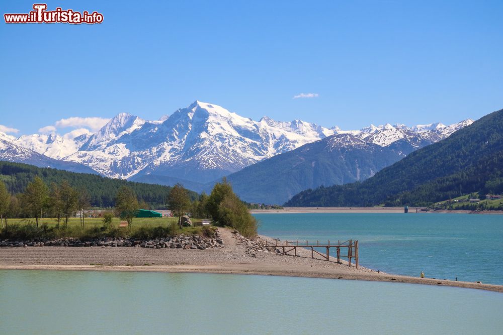 Immagine Uno scorcio del lago di Resia a Curon Venosta, Trentino Alto Adige. Situato a 1498 metri di altezza sul livello del mare, questo bacino alpino artificiale è il più grande della provincia di Bolzano con i suoi 120 milioni di metri cubi.