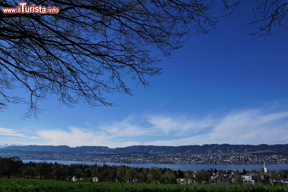 Immagine Uno scorcio del lago di Zurigo fotografato da Kilchberg, Svizzera