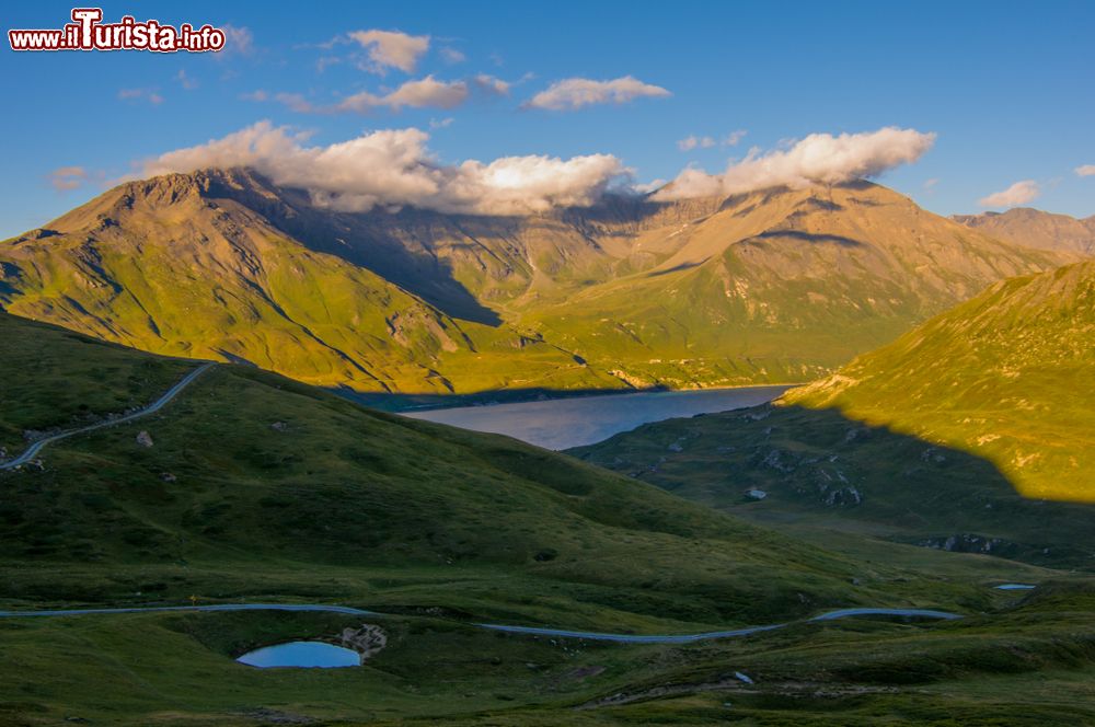 Immagine Uno scorcio del lago Mont-Cenis sul confine franco-italiano delle Alpi, Francia. Situato a 1974 metri sul livello del mare, è stato realizzato nel 1960 in seguito alla costruzione di una diga idroelettrica.