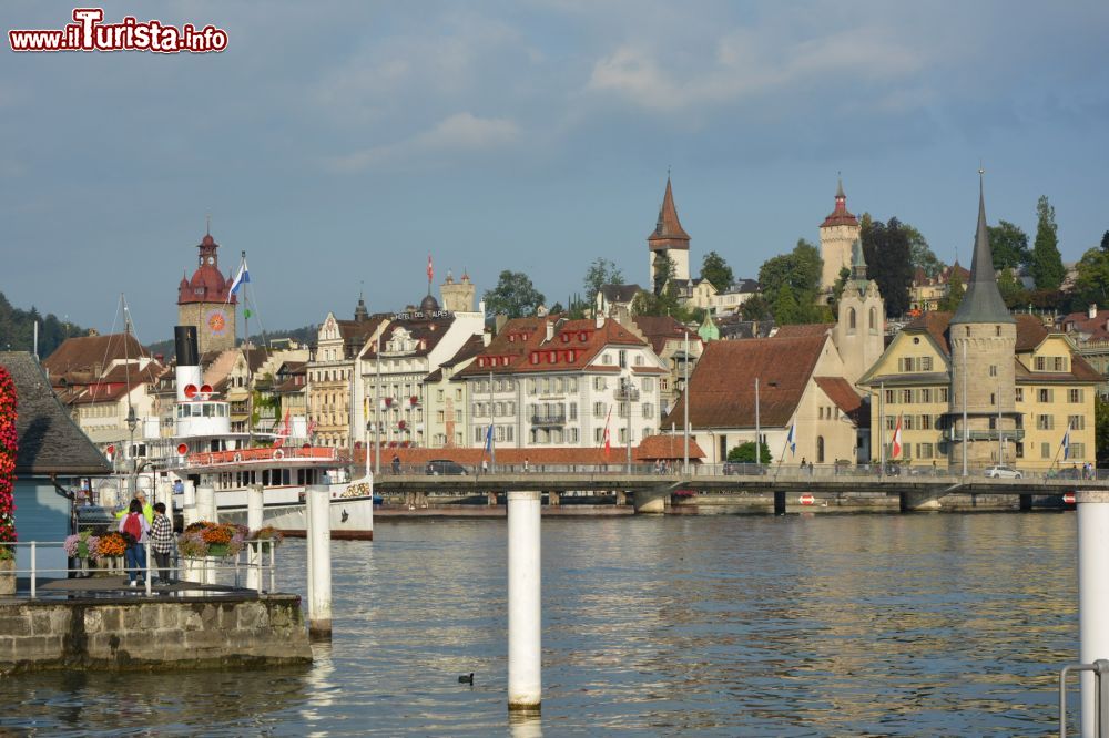 Immagine Uno scorcio del lago nella città di Lucerna, Svizzera. Le sue rive toccano il Canton Lucerna da cui deriva il suo nome.