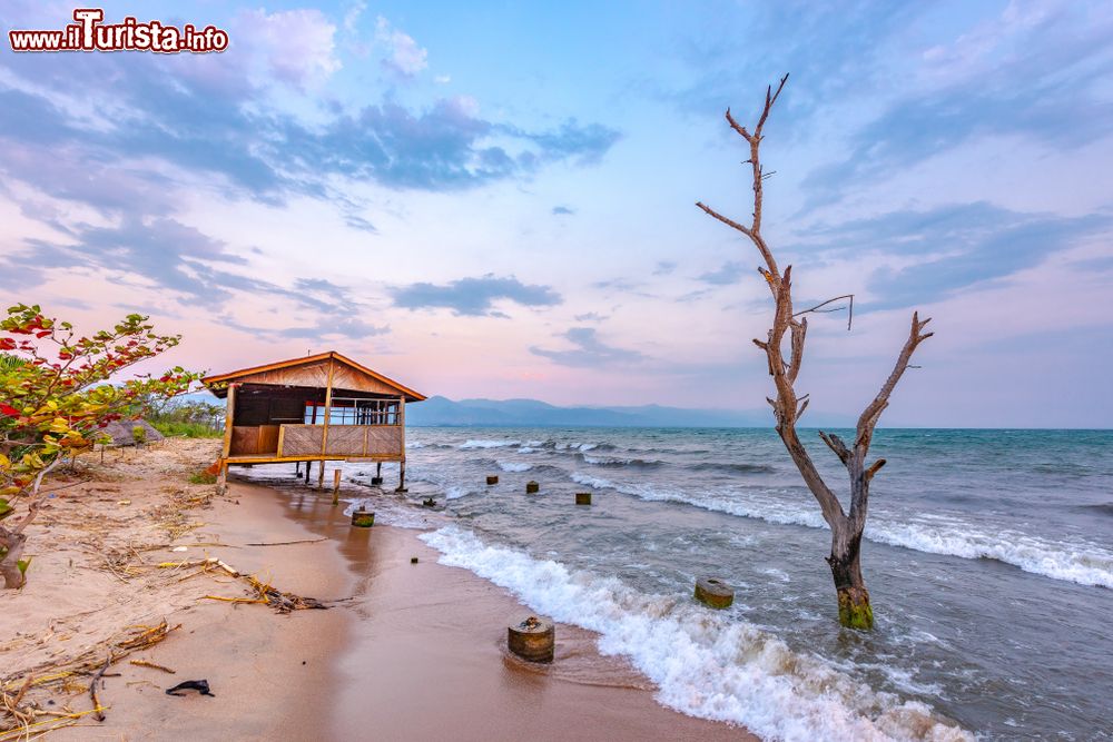 Immagine Uno scorcio del lago Tanganyika nei pressi di Bujumbura, Burundi. Un bel tramonto con una tipica casetta in legno sullo sfondo.