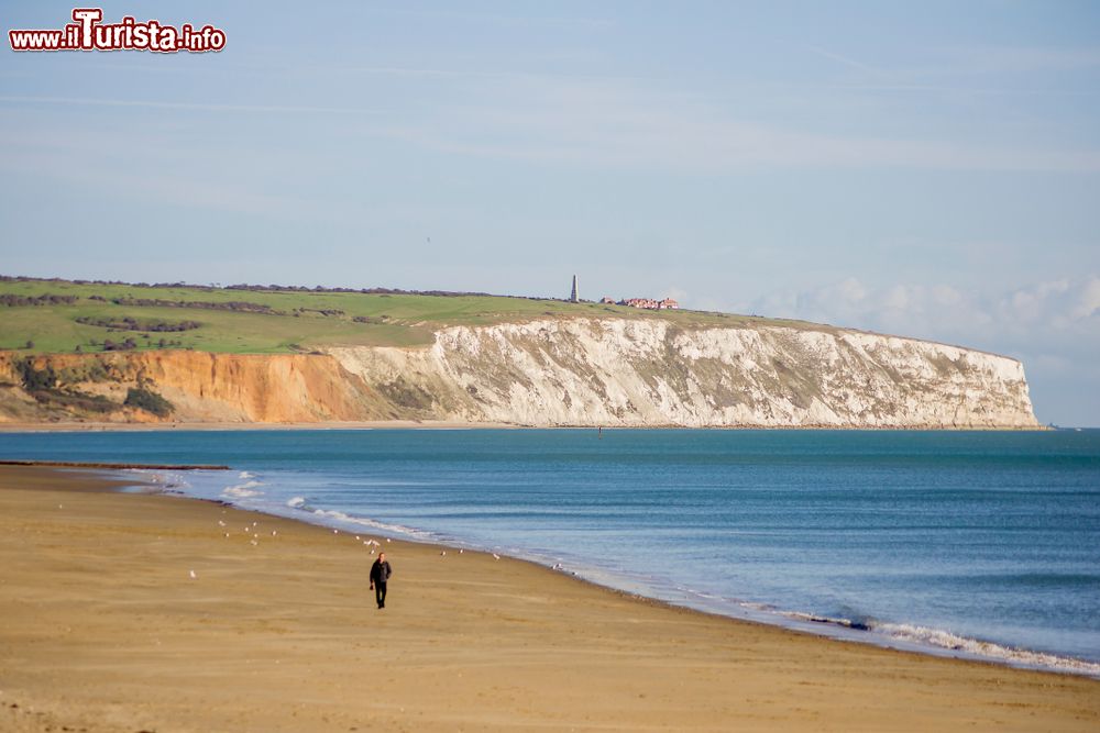 Immagine Uno scorcio del litorale a Sandown Beach sull'isola di Wight (Inghilterra). Siamo su una delle più belle spiagge dell'isola con chilometri di sabbia dorata. E' frequentata da turisti e surfisti.