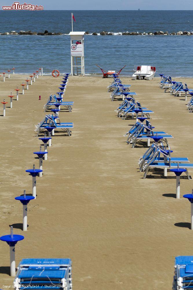 Immagine Uno scorcio del litorale deserto di Gabicce Mare in primavera, provincia di Pesaro e Urbino, Marche. Dalla torretta di controllo il bagnino osserva il mare e la spiaggia - © StockMySelf / Shutterstock.com