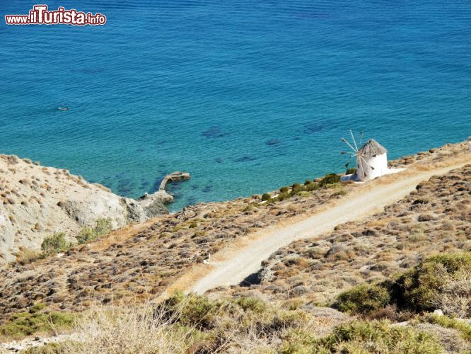 Immagine Uno scorcio del litorale di Anafi, Grecia. Quest'isola poco frequentata dai turisti si trova vicino a Santorini. Ha una storia di migliaia di anni e una forte tradizione religiosa come testimoniato dai tanti edifici religiosi che si trovano sul suo territorio - © Kostas Koutsaftikis / Shutterstock.com