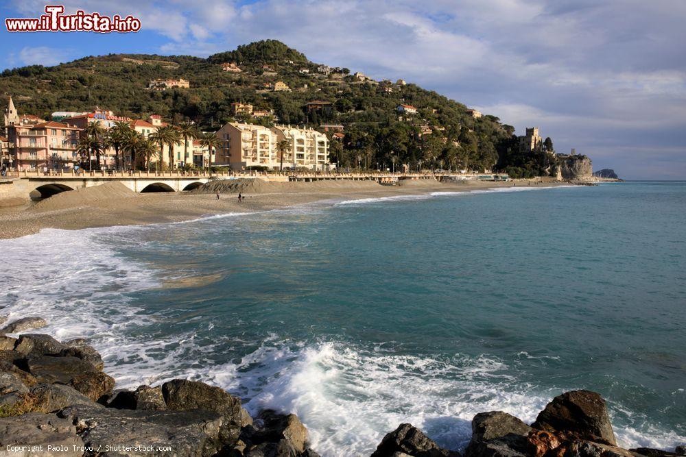 Immagine Uno scorcio del litorale di Finale Ligure, provincia di Savona, Liguria. Il Comune è situato sulla Riviera Ligure di Ponente fra i promontori di Caprazoppa e di Capo Noli - © Paolo Trovo / Shutterstock.com