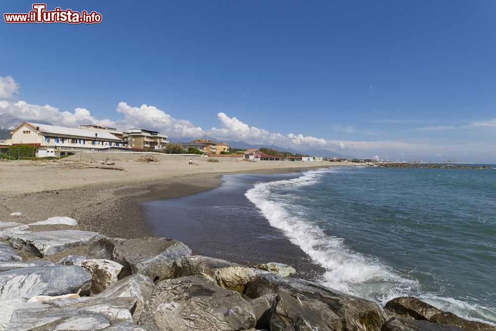 Immagine Uno scorcio del litorale di Marinella di Sarzana, Liguria. Lembo costiero del Comune di Sarzana, la frazione di Marinella ha territorio delimitato dalla provincia di Massa Carrara a sud-est, dal Comune di Ameglia a nord-ovest, da quello di Luni a nord-est e il resto a nord dal Comune di Sarzana.
