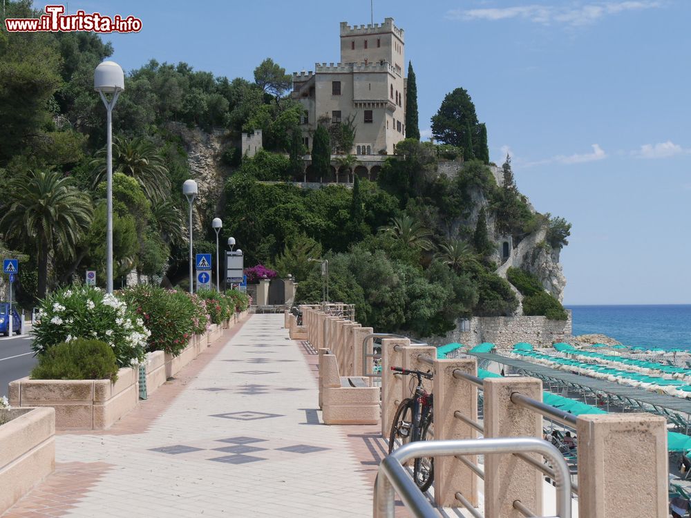 Immagine Uno scorcio del lungomare di Finale Ligure, riviera di ponente, provincia di Savona