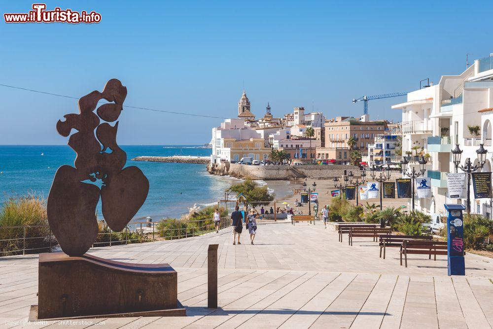 Immagine Uno scorcio del lungomare di Sitges con la chiesa di San Bartolomeo e Santa Tecla sullo sfondo, Spagna - © GeNik / Shutterstock.com