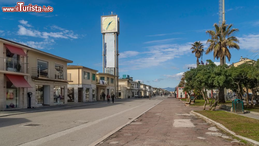 Immagine Uno scorcio del lungomare di Viareggio con la torre dell'orologio, Toscana. Ricostruita nel 1992, la torre ripropone abbastanza fedelmente l'orologio originale costruito nel secondo dopoguerra.