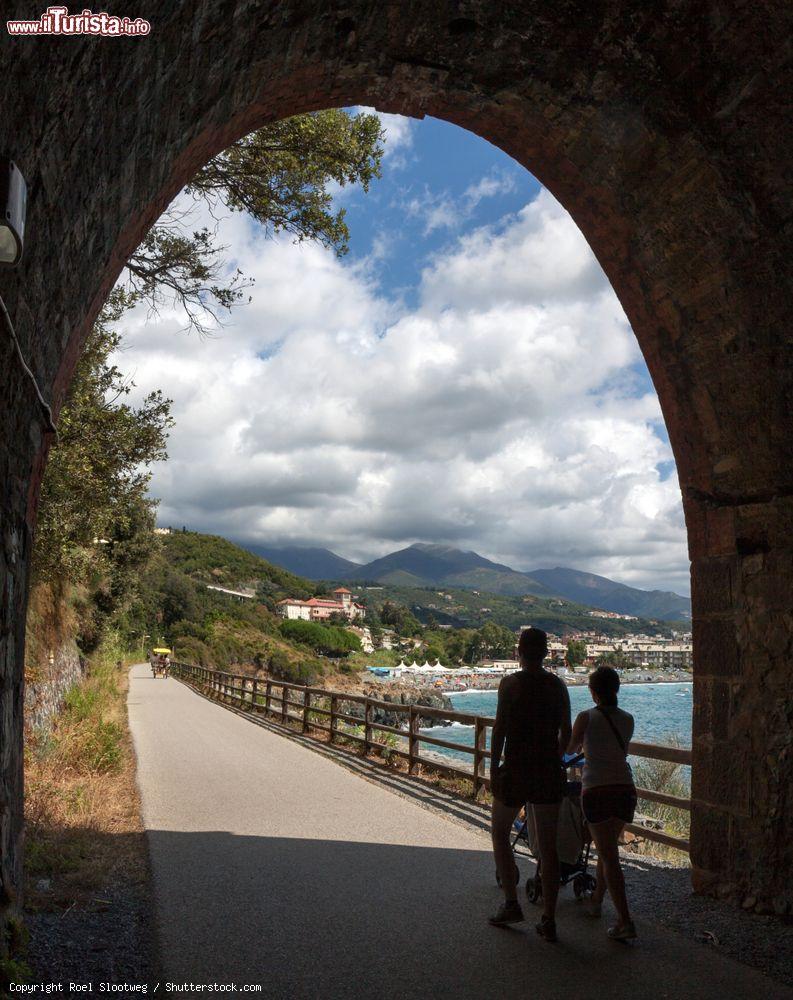 Immagine Uno scorcio del lungomare Europa che collega Arenzano a Cogoleto, Liguria. Questo pittoresco itinerario costiero si snoda per circa 4 chilometri fra Varazze e Cogoleto. E' caratterizzato da un'alternanza di calette rocciose che si gettano nell'acqua blu del mare - © Roel Slootweg / Shutterstock.com