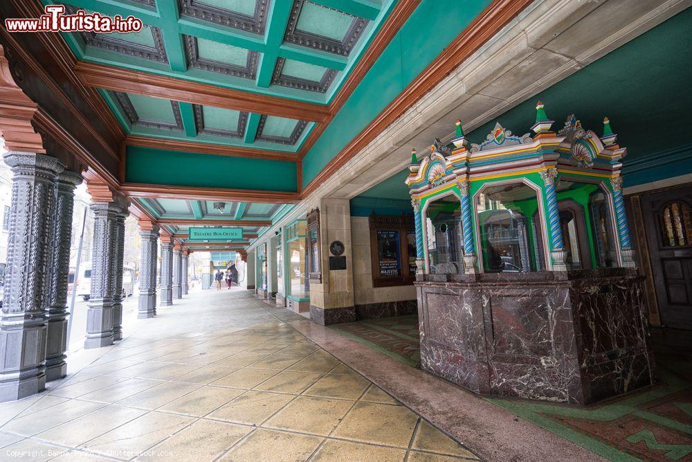 Immagine Uno scorcio del Majestic Theatre di San Antonio, Texas: costruito nel 1929, si presenta con la tipica architettura in stile spagnolo - © Barna Tanko / Shutterstock.com