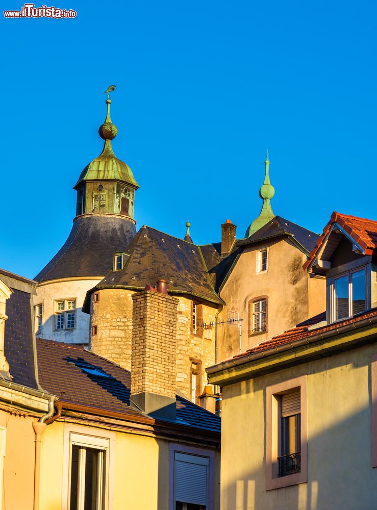 Immagine Uno scorcio del maniero di Montbeliard visto dalla città francese, dipartimento di Doubs.