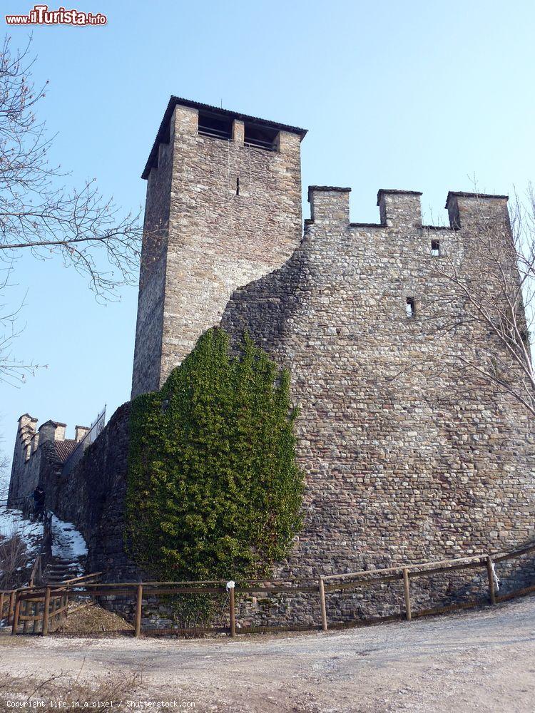 Immagine Uno scorcio del maniero medievale di Zumelle, provincia di Belluno, Veneto - © life_in_a_pixel / Shutterstock.com