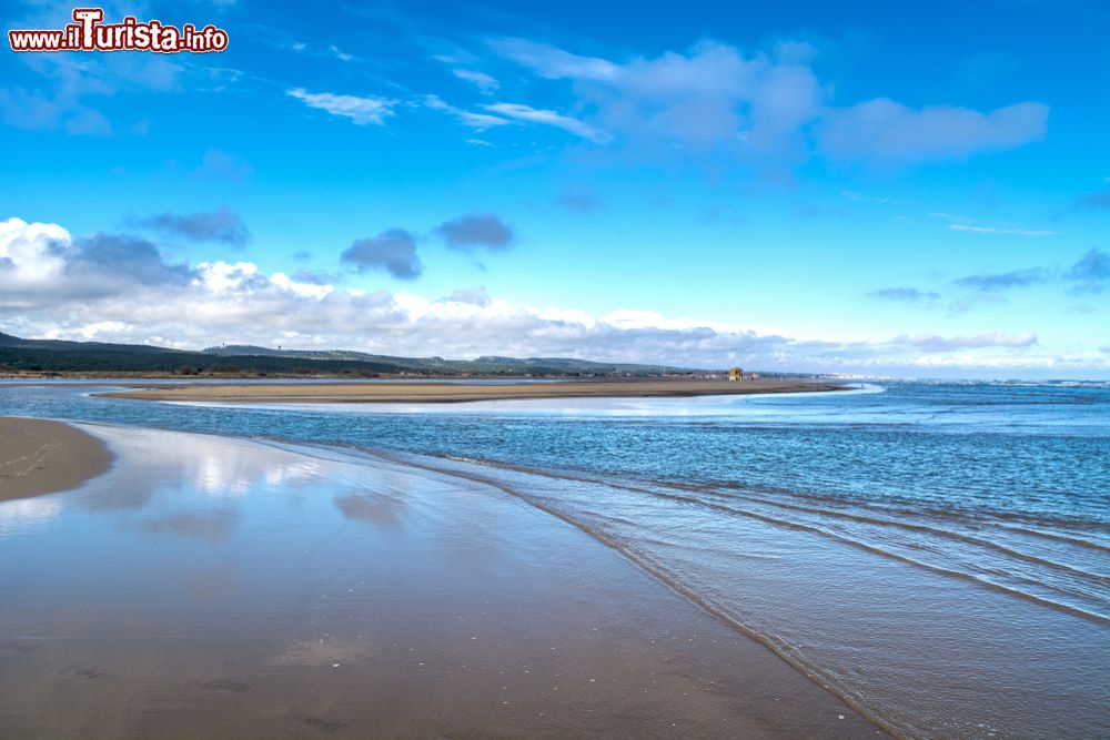 Immagine Uno scorcio del Mar Mediterraneo che lambisce la costa di Narbona, Francia. Fondata attorno al 118 a.C., la città è stata la prima colonia romana fuori dall'Italia.