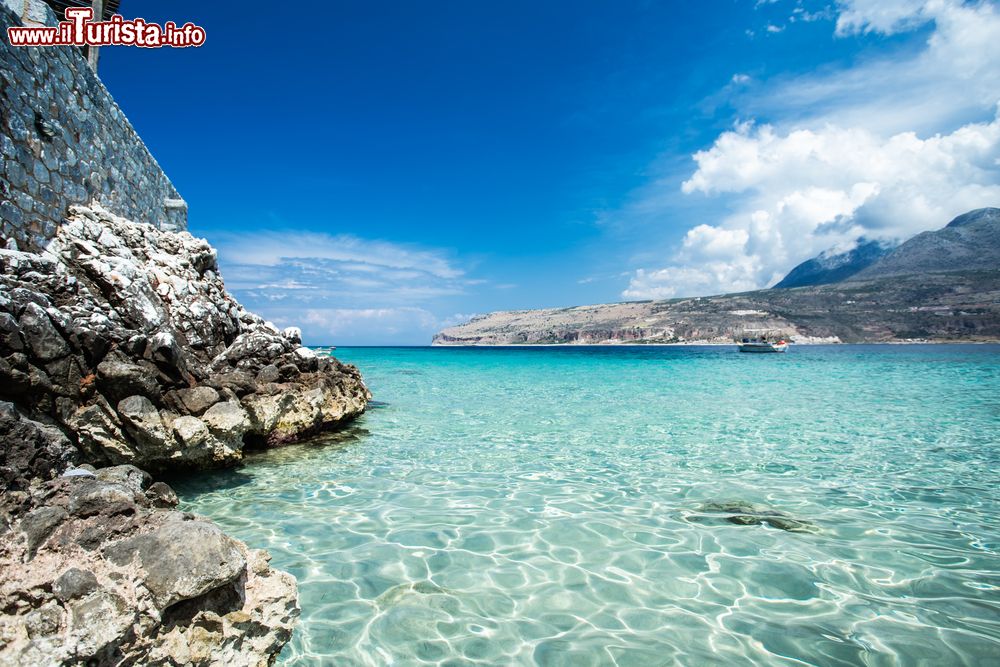 Immagine Uno scorcio del mar Mediterraneo e delle scogliere a Limeni, Peloponneso: qui l'acqua è trasparente e cristallina.