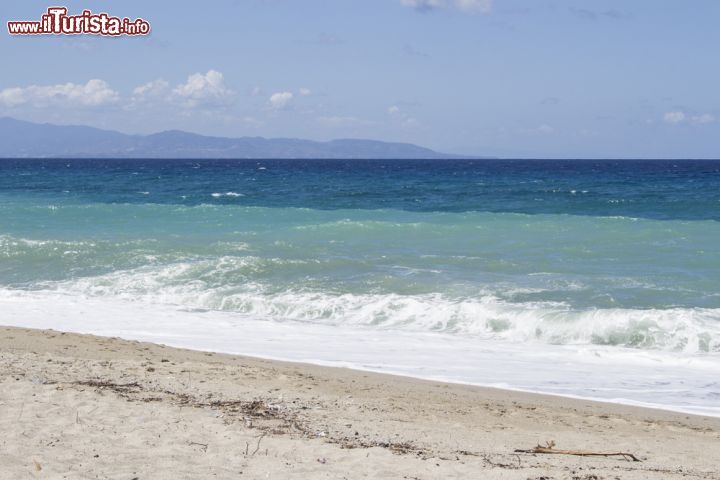 Immagine Uno scorcio del mare a Palmi, Calabria. Questa graziosa località della provincia di Reggio Calabria sorge sul Mar Tirreno a ridosso delle pendici del monte Sant'Elia su una sorta di terrazzamento che sovrasta la Costa Viola - © 311209010 / Shutterstock.com