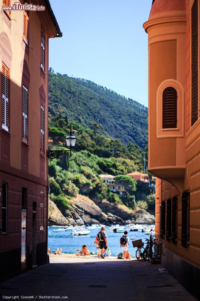 Immagine Uno scorcio del mare con i bagnanti in spiaggia visto da un carruggio di Sestri Levante, Liguria - © SimoneN / Shutterstock.com