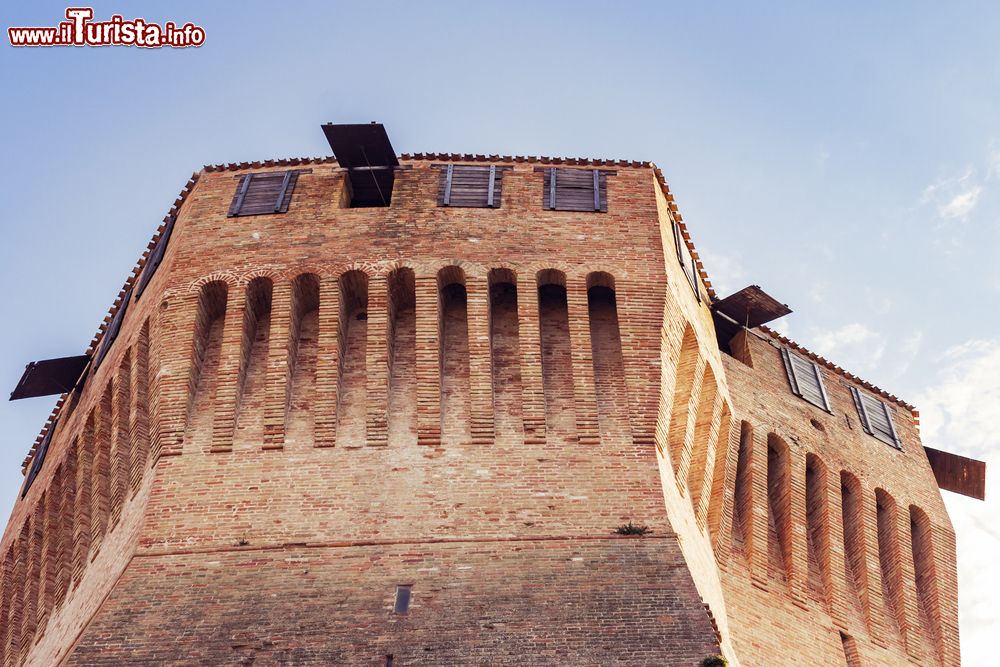 Immagine Uno scorcio del mastio della Rocca roveresca di Mondavio, Marche. Fu commissionata da Giovanni della Rovere all'architetto Francesco di Giorgio Martini. Il mastio ad otto facce domina la maestosa fortezza.
