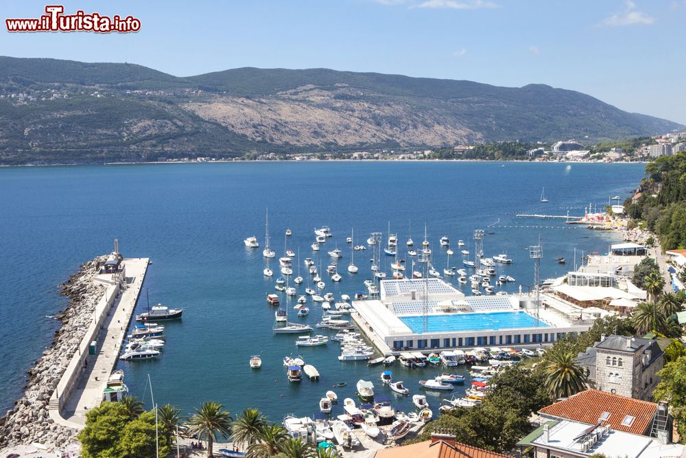 Immagine Uno scorcio del Mediterraneo durante l'estate a Herceg Novi, Montenegro. Il porto visto dall'alto con barche e yatch ormeggiati.