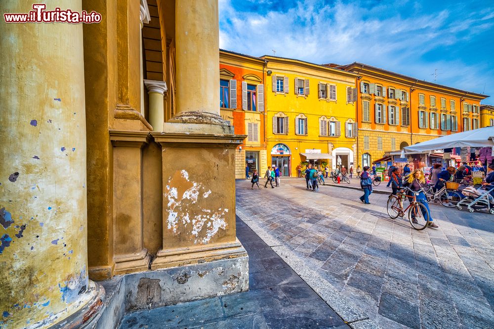 Immagine Uno scorcio del mercato settimanale che si svolge in Piazza Piccola a Reggio Emilia, Emilia Romagna.