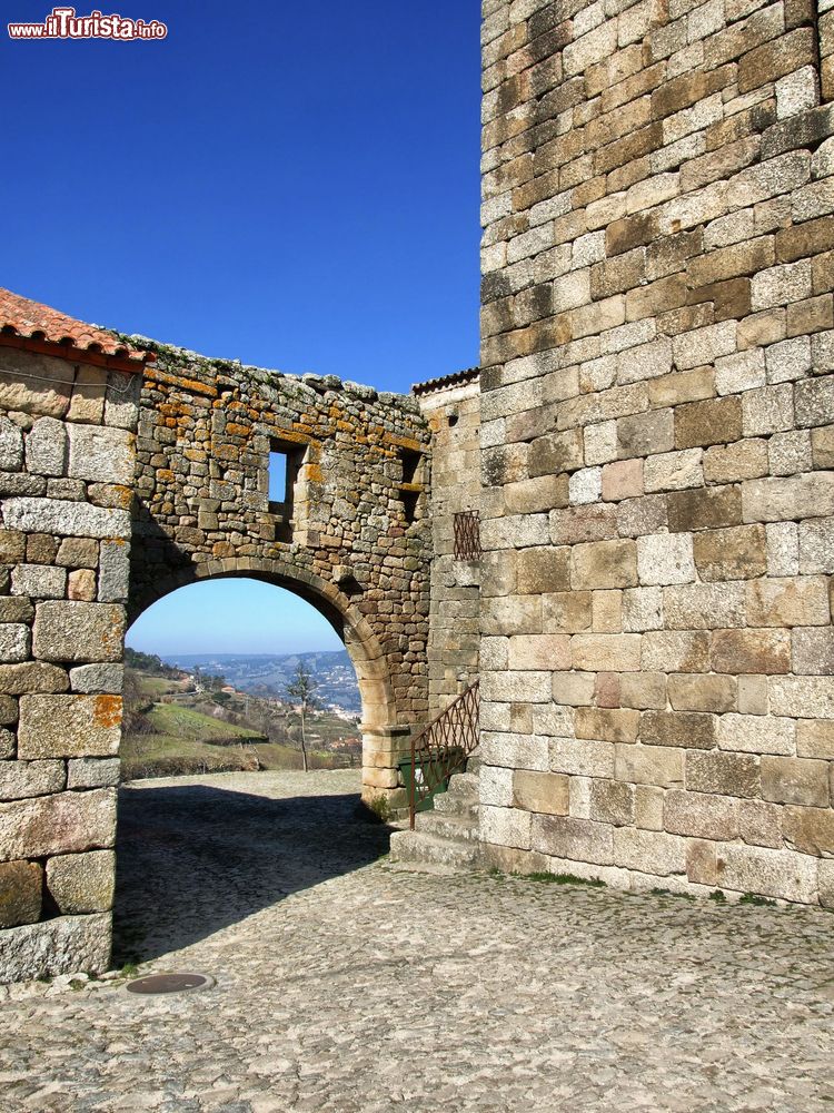 Immagine Uno scorcio del monastero di Carquere nei pressi di Resende, Portogallo. Situato nel distretto portoghese di Viseu, questo antico edificio religioso dedicato a Santa Maria de Carquere è monumento nazionale.