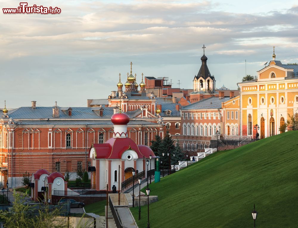 Immagine Uno scorcio del monastero di Iversky a Samara in una serata autunnale, Russia.