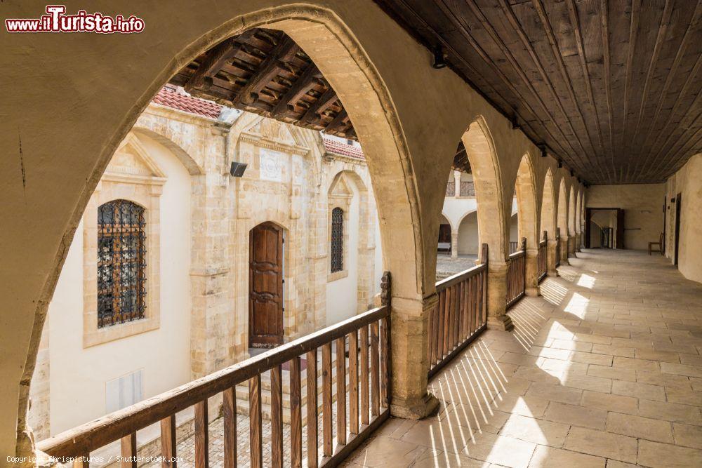 Immagine Uno scorcio del monastero ortodosso di Timios Stavros a Omodos, Cipro - © Chrispictures / Shutterstock.com