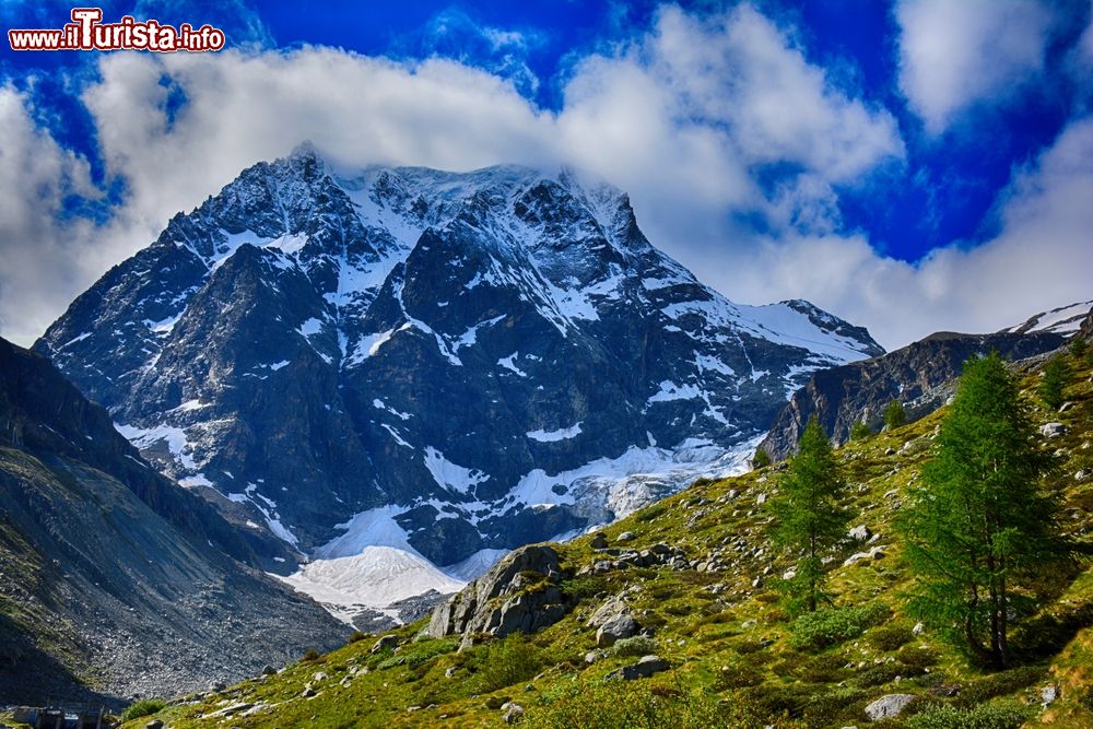 Immagine Uno scorcio del Monte Collon nei pressi di Arolla, Svizzera. Raggiunge i 3637 metri di altezza e si trova sopra l'abitato di Arolla. La prima spedizione che ne raggiunse la vetta avvenne nel luglio 1867. 