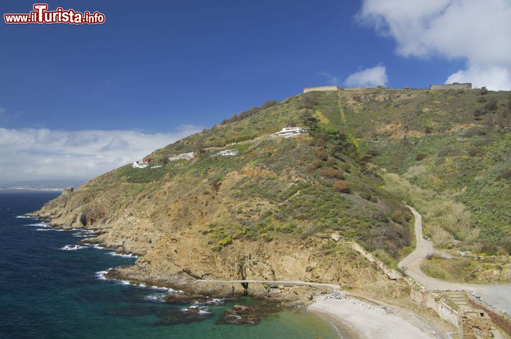 Immagine Uno scorcio del Monte Hacho a Ceuta, costa del Marocco. Si tratta di una piccola collina spagnola che s'innalza per 204 metri e si affaccia sul Mediterraneo.
