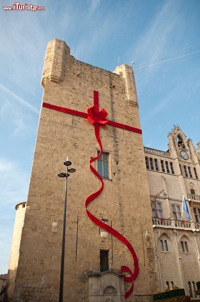 Immagine Uno scorcio del Municipio di Narbona, Occitania, con un fiocco rosso in occasione delle feste natalizie (Francia).