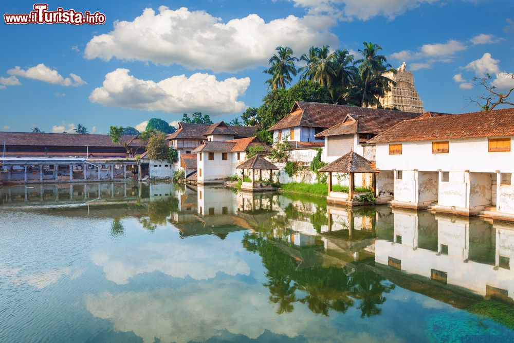 Immagine Uno scorcio del Padmanabhapuram Palace a Trivandrum, India. Affacciato su uno stagno, è dedicato alla divinità Vishnu.