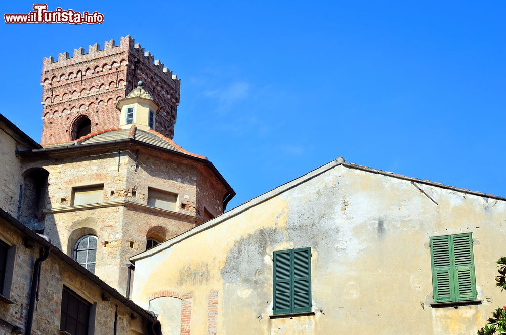 Immagine Uno scorcio del paese di Albenga, Liguria. Albenga è conosciuta anche come la "città delle cento torri".