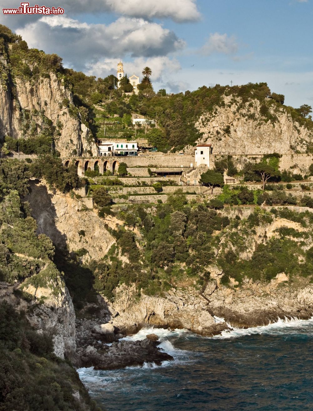 Immagine Uno scorcio del paese di Conca dei Marini, Costiera Amalfitana, Campania. Situato in provincia di Salerno, è il quarto più piccolo comune italiano per superficie: situato a 400 metri di altezza sul livello del mare, si estende su un'area di 1,13 km quadrati.