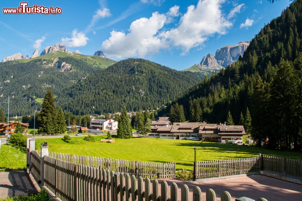 Immagine Uno scorcio del paesino di Canazei, Val di Fassa, Trentino Alto Adige. Nota località per il turismo invernale e quello estivo, Canazei è incastonata fra importanti gruppi dolomitici. Si trova in provincia di Trento.