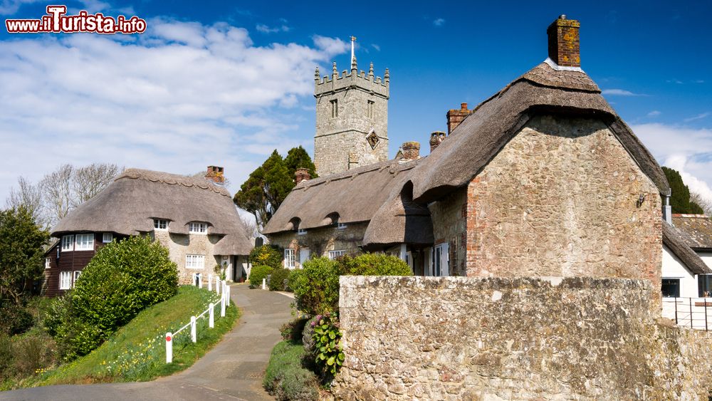 Immagine Uno scorcio del paesino di Godshill e della chiesa sull'isola di Wight, Inghilterra. Questo grazioso villaggio, situato fra Newport e Ventnor, sorge nel sud-est dell'isola.