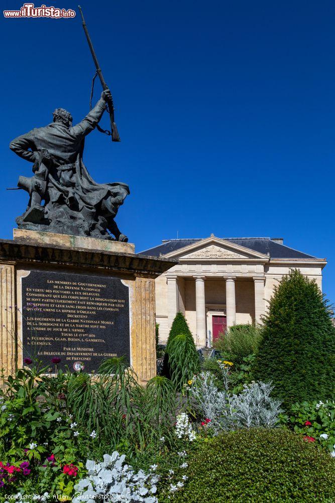 Immagine Uno scorcio del palazzo del Tribunale a Bergerac, Francia - © Steve Allen / Shutterstock.com