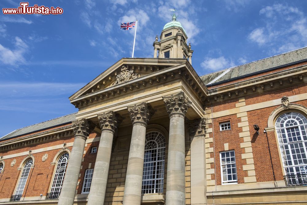 Immagine Uno scorcio del Palazzo Municipale di Peterborough, Inghilterra, costruito in stile neoclassico. Sopra il frontone, la bandiera del Regno Unito.