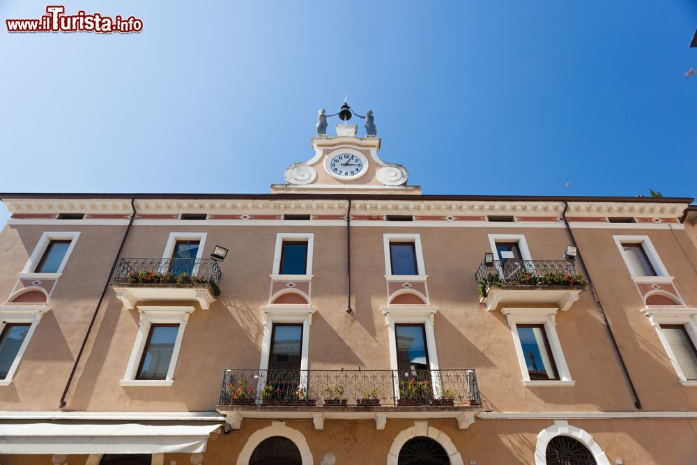 Immagine Uno scorcio del Palazzo Municipale nella città di Bardolino, provincia di Verona, Veneto. In cima svetta l'orologio sormontato da due statue e una campana.