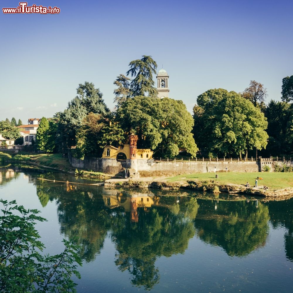 Immagine Uno scorcio del parco di Villa Melzi d'Eril sul fiume Adda