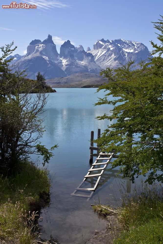 Immagine Uno scorcio del Parco Nazionale del Torres del Paine in Patagonia, Cile. E' rinomato per le alte montagne, gli iceberg di colore blu che emergono dai ghiacciai e le pampas dorate, habitat naturale per i guanachi (simili ai lama).