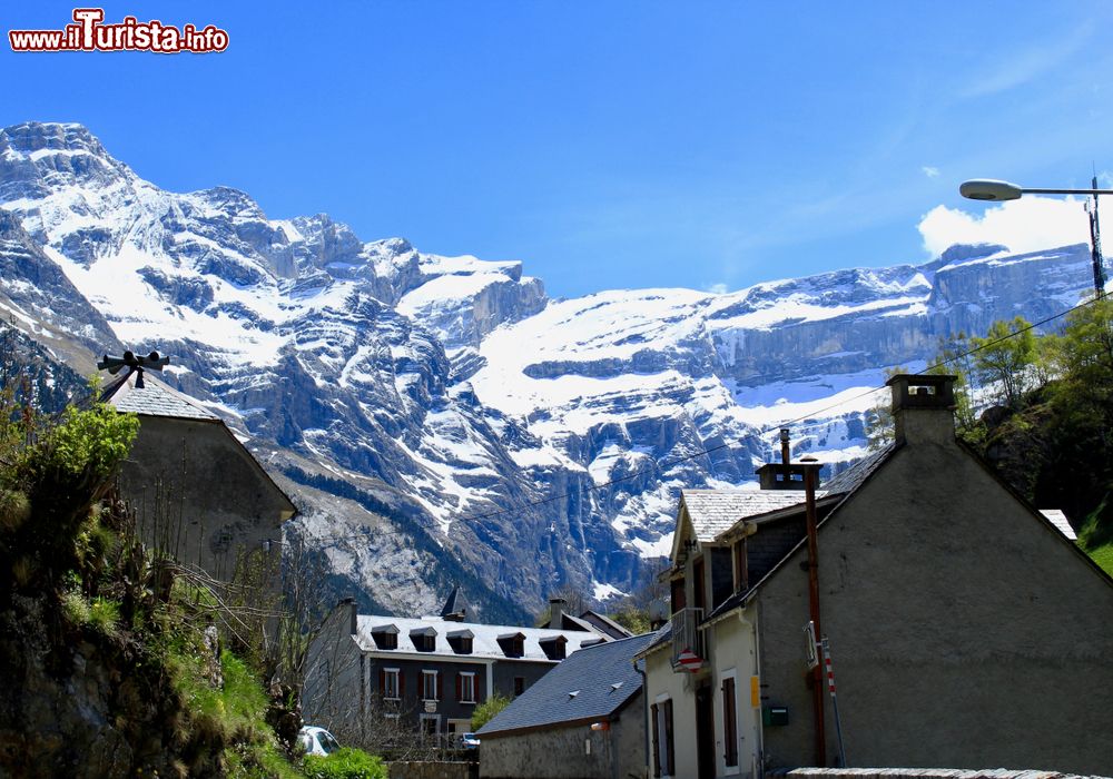 Immagine Uno scorcio del piccolo villaggio di Gavarnie nei Pirenei, sud della Francia. Situato nella regione dell'Occitania, questo borgo che conta poco più di cento abitanti è celebre per le sue bellezze naturali.