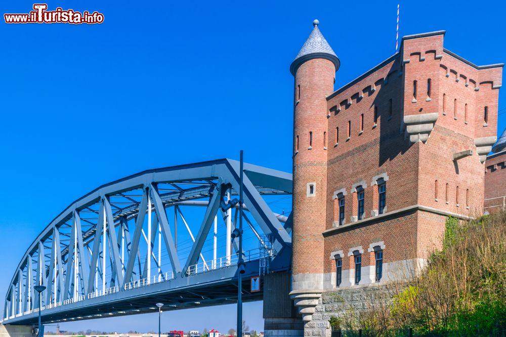 Immagine Uno scorcio del ponte blu nella cittadina di Nijmegen, Olanda.