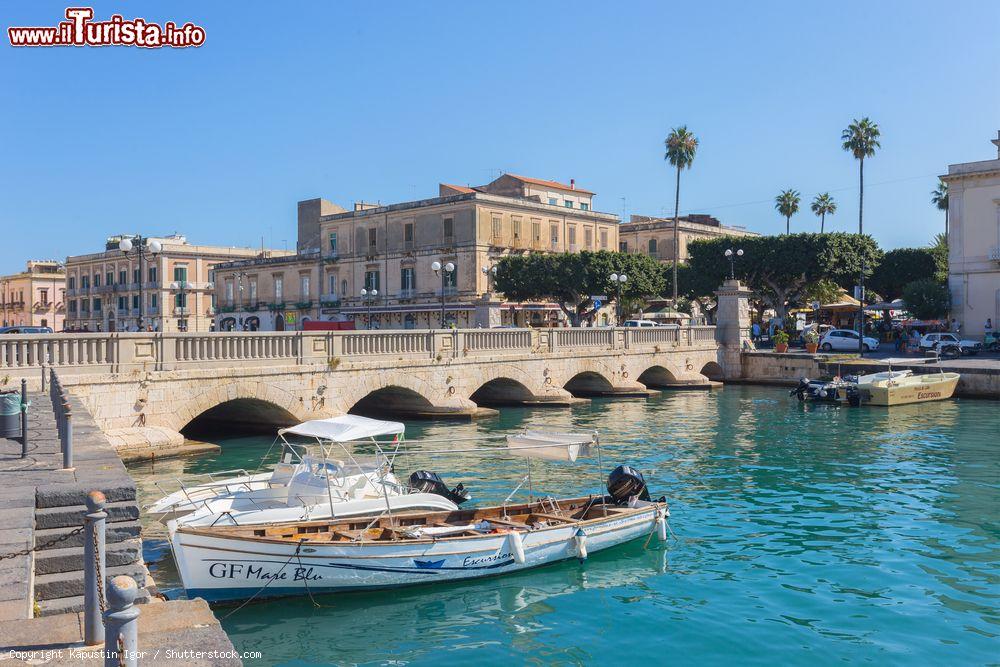 Immagine Uno scorcio del  ponte che collega l'isola di Ortigia al Siracusa in Sicilia - © Kapustin Igor / Shutterstock.com