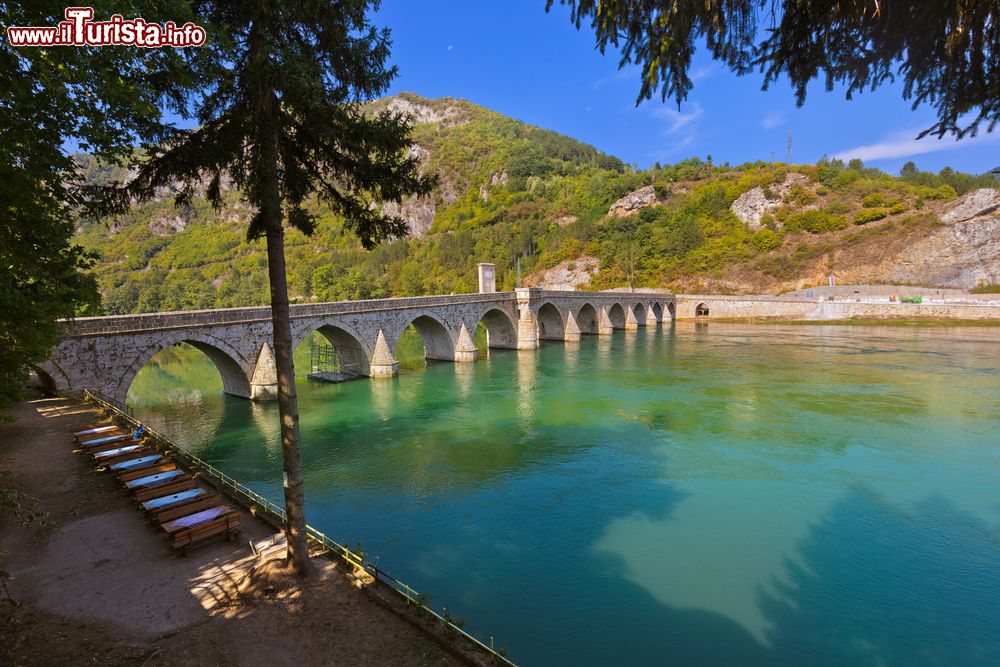 Immagine Uno scorcio del ponte Mehmed Pasa Sokolovic a Visegrad, Bosnia e Erzegovina. Ha carreggiata di 4 metri, poggia su 11 arcate e ed è lungo 179 metri.