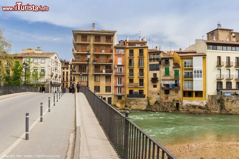 Immagine Uno scorcio del ponte sul fiume Ega a Estella, Spagna - © Marc Venema / Shutterstock.com