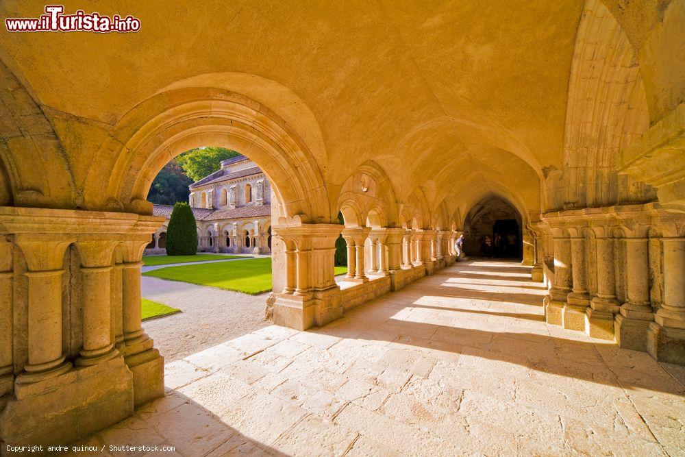 Immagine Uno scorcio del porticato interno dell'abbazia di Fontenay, Montbard (Francia). Siamo nel dipartimento della Cote-d'-Or  - © andre quinou / Shutterstock.com
