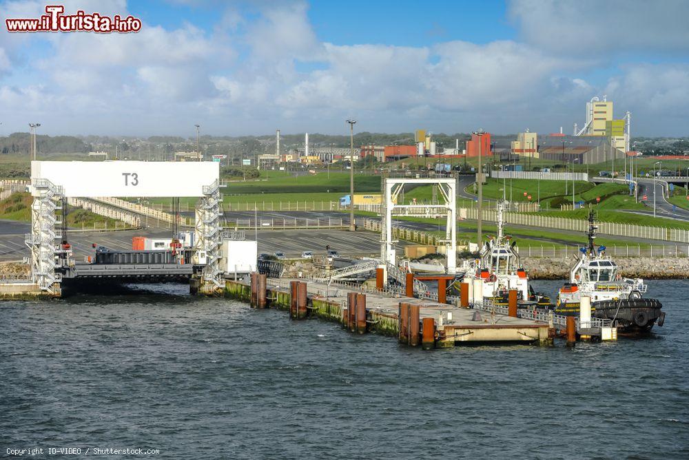 Immagine Uno scorcio del porto di Calais, Francia, con il terminal dei traghetti - © ID-VIDEO / Shutterstock.com