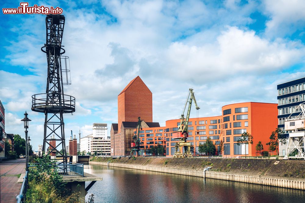 Immagine Uno scorcio del porto di Duisburg, Germania. Questa cittadina vanta il porto fluviale più importante d'Europa per volumi di merci.