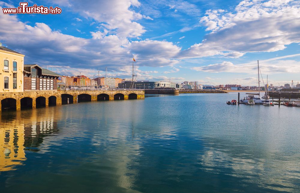 Immagine Uno scorcio del porto di Gijon, Spagna: qui si possono ormeggiare yacths e imbarcazioni.